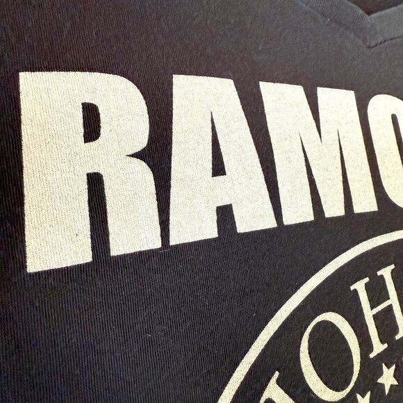 Vintage 2007 Women's Ramones 1234 V-Neck Graphic Band Tshirt Size XL - Picture 7 of 11